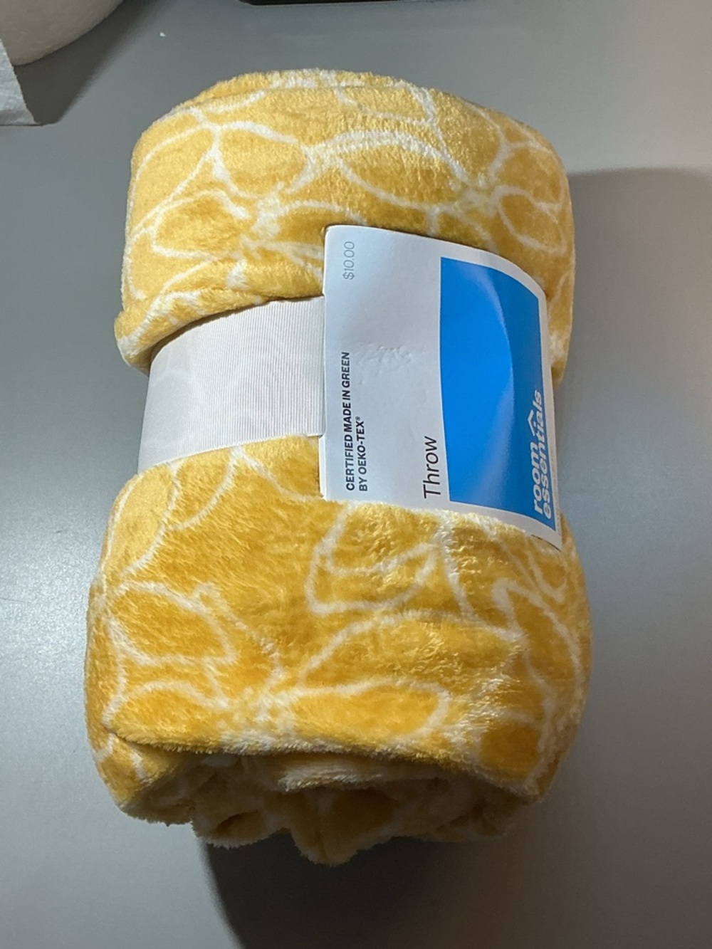 💟Room Essentials 50in x 60in Yellow and White Medallion Plush Throw Blanket